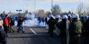 Ένταση και χημικά στο μπλόκο των αγροτών στη Λάρισα