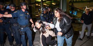 Βίαια επεισόδια ξέσπασαν έξω από το πανεπιστήμιο του Μπέρκλεϊ στις ΗΠΑ