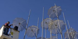 Οι Ομπρέλες του Γιώργου Ζογγολοπουλου στη νέα παραλία Θεσσαλονίκης