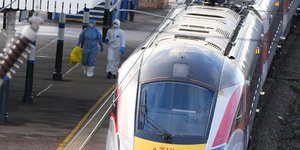 Επίθεση με μαχαίρι τρένο Βρετανια