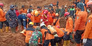 Διασώστες στην Ινδονησία