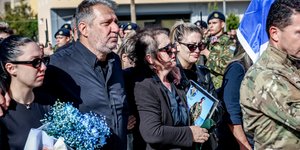 Αυτή την ώρα η κηδεία του 19χρονου ΕΠΟΠ - Συντετριμμένοι οι γονεις του 