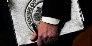 Ο Πρόεδρος της Βουλής Μάικ Τζόνσον, κρατά έναν φάκελο κατά τη διάρκεια συνέντευξης Τύπου σχετικά με τον Νόμο για τη Διαφάνεια των Αρχείων Έπσταϊν