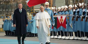  O Ερντογάν υποδέχθηκε τον Πάπα στον προεδρικό Μέγαρο