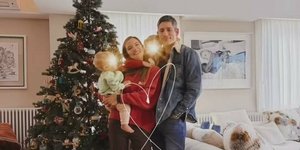 Μια ματιά στο στολισμένο σαλόνι της Εριέττας Κούρκουλου-Λάτση: Το ψηλό δέντρο και ο λευκός καναπές που ξεχωρίζουν