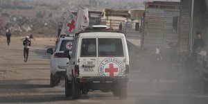 Όχημα του Ερυθρού Σταυρού μεταφέρει σορό ομήρου της Χαμάς