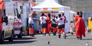 Υποδοχή ασυνόδευτων ανήλικων μεταναστών στις Κανάριες νήσους από τον Ερυθρό Σταυρό