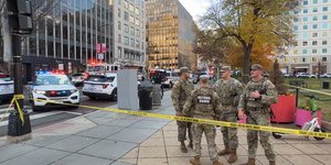 Στρατιώτες της Εθνοφρουράς κοντά στον Λευκό Οίκο, αφού συνάδελφοί τους δέχθηκαν πυρά