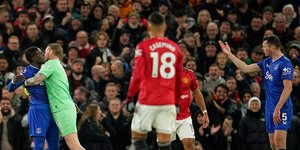 Απίθανο σκηνικό στο Γιουνάιτεντ-Έβερτον: Ο Μάικλ Κιν αποβλήθηκε γιατί χτύπησε... συμπαίκτη του