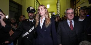 Η Κιάρα Φεράνι στα δικαστήρια με συνοδεία αστυνομικού