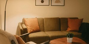 Φωτιστικό δίπλα στον καναπέ στο σαλόνι