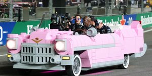 Η ροζ κάντιλακ, κατασκευασμένη από 400.000 τουβλάκια Lego, με την οποία βόλταραν οι σταρ της Formula 1