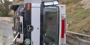 Το φορτηγό που ανετράπη στο Πέραμα