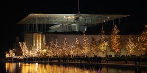 Φωταγωγήθηκε για τις γιορτές το Ίδρυμα Σταύρος Νιάρχος