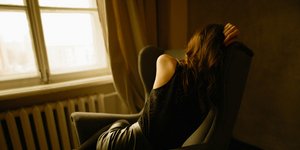 Γυναίκα σε πολυθρόνα