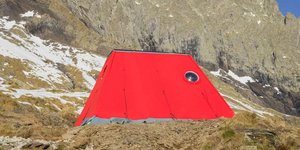 Το καταφύγιο Frattini Bivouac είναι προσβάσιμο μέσω μιας εξάωρης έως οκτάωρης ανάβασης πάνω από πέτρινες πλαγιές, βρύα και χιονισμένα πεδία 