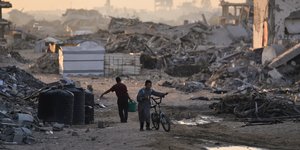 Παιδιά στη βομβαρδισμένη Γάζα