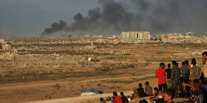 Κάτοικοι της Γάζας παρακολουθούν καπνό στον ορίζοντα