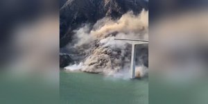 Κίνα: Συγκλονιστικό βίντεο -Η στιγμή που η ολοκαίνουργια γέφυρα Χονγκτσί καταρρέει