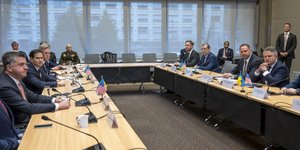 Το τραπέζι των διαπραγματεύσεων μεταξύ ΗΠΑ και Ουκρανίας στη Γενεύη της Ελβετίας