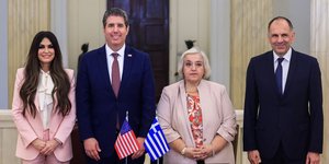 Η Αμερικανίδα πρέσβης Κίμπερλι Γκίλφοϊλ, ο αναπ. ΥΠΕΞ των ΗΠΑ Μάικλ Ρήγας, η υφυπουργός Εξωτερικών Αλεξάνδρα Παπαδοπούλου και ο Έλληνας ΥΠΕΞ, Γιώργος Γεραπετρίτης