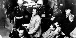 Ο Χέρμαν Γκέρινγκ στέκεται στο εδώλιο των κατηγορουμένων στη Δίκη για τα Εγκλήματα Πολέμου, της Νυρεμβέργης στη Γερμανία