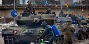 Ποδηλάτης περνά μπροστά από γερμανικά άρματα μάχης -