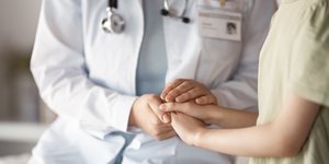 γιατρος παιδι χερια