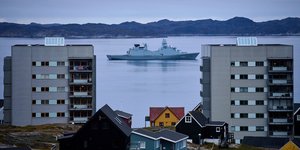 Πολεμικό πλοίο πλέει στις ακτές της Γροιλανδίας