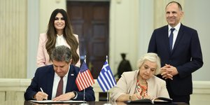 Η Κίμπερλι Γκίλφοϊλ με τον Γ. Γεραπετρίτη, τον Μάικλ Ρήγας και την Αλ. Παπαδοπούλου 