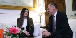 Στιγμιότυπο από την πρώτη συνάντηση μεταξύ του Γιώργου Γεραπετρίτη και της Κίμπερλι Γκίλφοϊλ