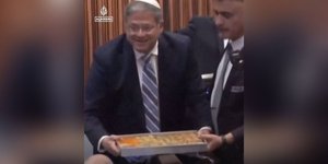 Ο Μπεν Γκβιρ κερνάει γλυκά στη Κνεσέτ