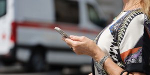 Ηλικιωμένη γυναίκα με κινητό