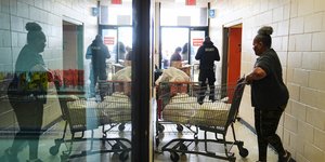 Γυναίκα με καρότσι σούπερ μάρκετ