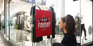 Γυναίκα σε βιτρίνα στην Black Friday