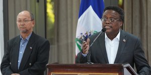 Ο Φριτς Αλφόνς Ζαν, μέλος του μεταβατικού προεδρικού συμβουλίου της Αϊτής, σε συνέντευξη Τύπου στο Πορτ-ο-Πρενς της Αϊτής