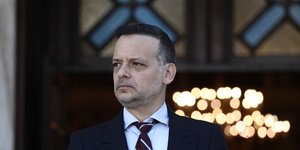 Ο Χάρης Δούκας έξω από την Μητρόπολη