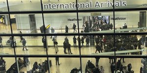 Πτήση από το Χίθροου αναγκάστηκε να αλλάξει κατεύθυνση επειδή το λάπτοπ ενός επιβάτη γλίστρησε κάτω από το κάθισμα