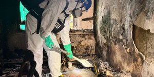 Οι πρώτες εικόνες από το εσωτερικό των διαμερισμάτων σε ουρανοξύστες στο Χονγκ Κονγκ μετά τη φονική πυρκαγιά