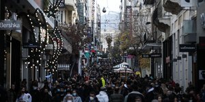 Χριστουγεννιάτικα ψώνια στην οδό Ερμού