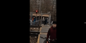 ηλικιωμένη Μόσχα διάβαση τρένου