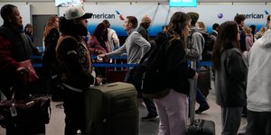 Δικαστής διέταξε να αφεθούν ελεύθεροι εκατοντάδες συλληφθέντες από την αστυνομία μετανάστευσης στο Ιλινόι