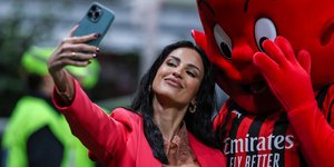 Η Ελεονόρα Ινκαρντόνα βγάζει σέλφι 