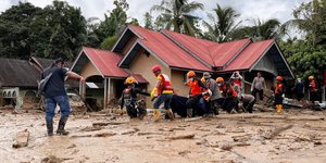Σε 442 ανέρχεται ο αριθμός των νεκρών από τις πλημμύρες στην Ινδονησία