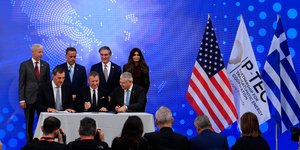 Οι εκπρόσωποι των τριών εταιρειών, ο υπουργός Ενέργειας Σταύρος Παπασταύρου, οι Αμερικανοί υπουργοί Εσωτερικών και Ενέργειας και η Κίμπερλι Γκίλφοϊλ