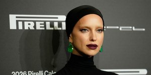 Η Ιρίνα Σάικ εντυπωσιάζει με μια σκοτεινή, gothic εμφάνιση που αλλάζει τελείως την εικόνα της