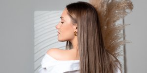 Κοπέλα με ίσια μαλλιά