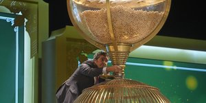 Στιγμιότυπο από την κλήρωση του ισπανικού χριστουγεννιάτικου λαχείου «El Gordo»