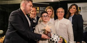 Οι ιστορίες του Μιχαήλ και του Ιωάννη, δύο μικρών μαχητών, που τιμήθηκαν για τη δύναμη ψυχής τους