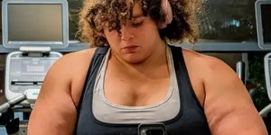 Η Τζέιμι Μπούκερ που ανακηρύχθηκε ως η «πιο δυνατή γυανίκα στον κόσμο» πριν τις αφαιρέσουν τον τίτλο 